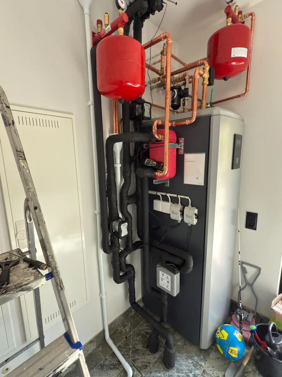 Nyinstallation av en Thermia Calibra Eco Cool bergvärmepump med inkopplad frikyla i en nybyggd villa i Hällbacken, Karlstad.